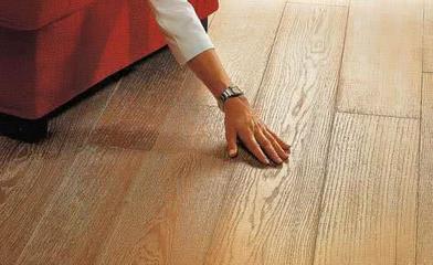 木质地板被刮花怎么办？简单几步恢复原样，无需请人更换