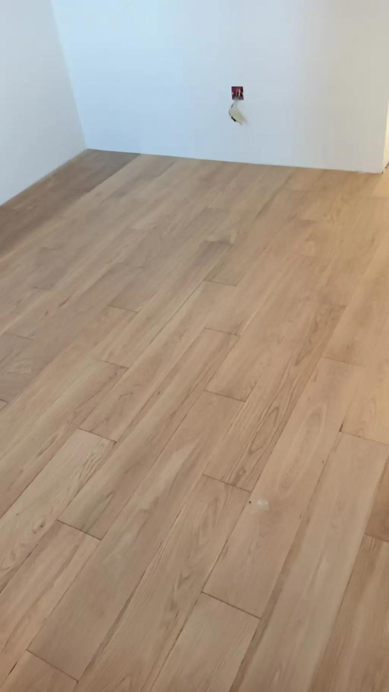 橡木本色 自然光韵，永不过时的木地板美学